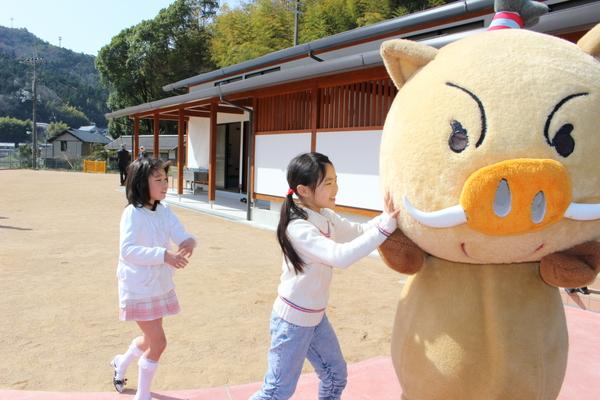 女の子2人がまるいののところへ駆け寄り一人の子がまるいのを触っている写真