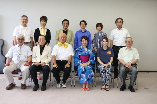 デカンショ祭を盛り上げた12人が前列6人後列6人があつまって笑顔で写した集合写真