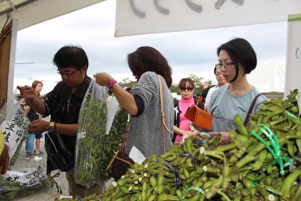 黒豆の枝豆を沢山の方が並んで購入されてる写真