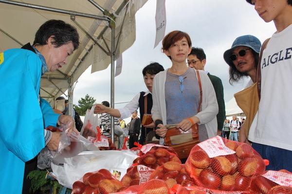 テントで栗が販売されてお客さんが並んで購入されている写真