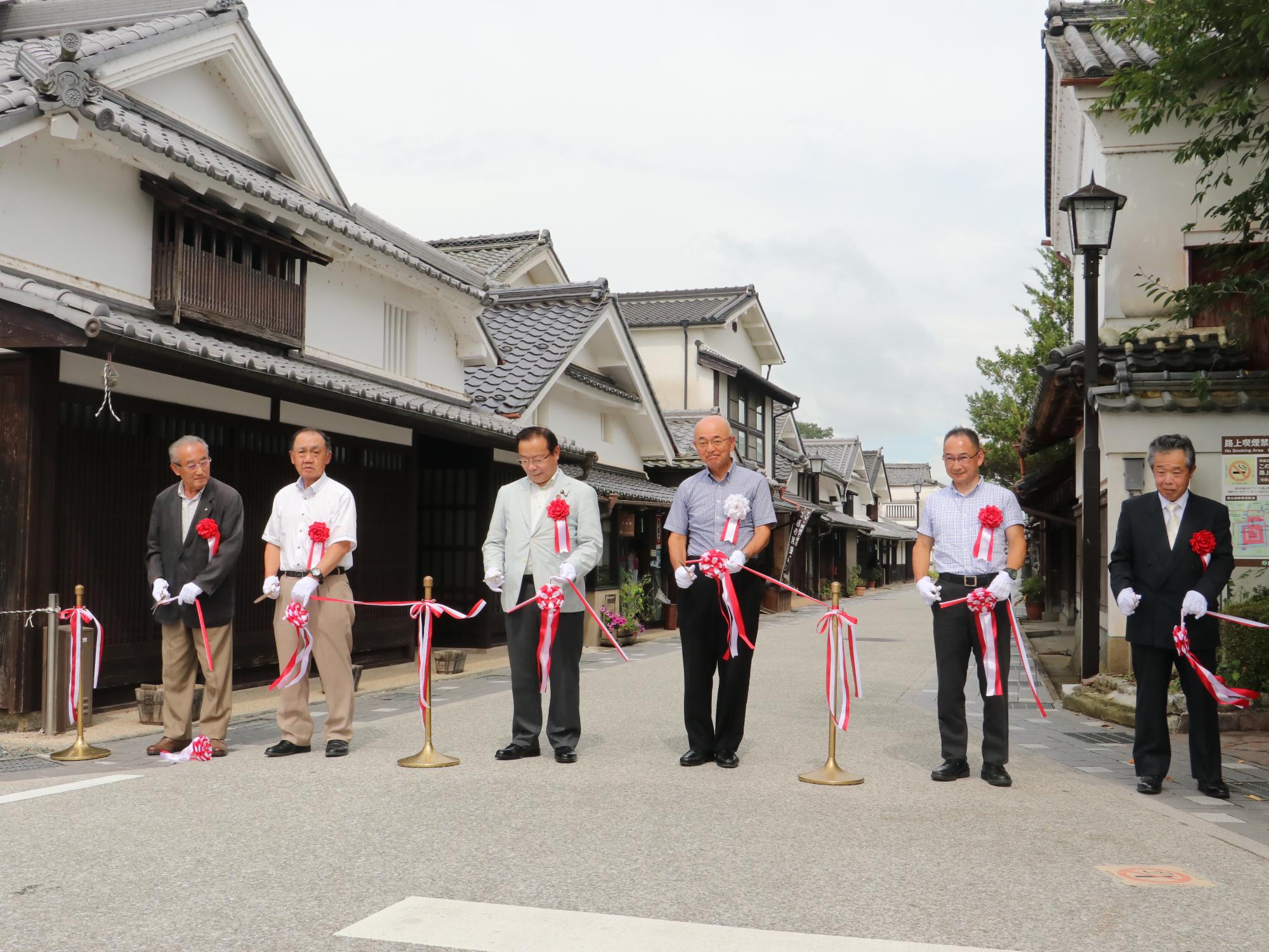 無電柱化工事が完成した河原町で、市長や県議会議員、市議会議員、地元の関係者など7名がテープカットしている。