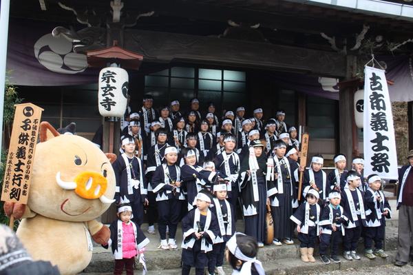 宗玄寺にて第70回「古市義士祭」子ども義士行列参加者約40名とまるいのとの集合写真