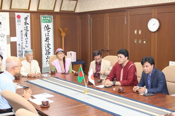 バングラデシュの方々が篠山市を訪問し、市長とお話をしている写真