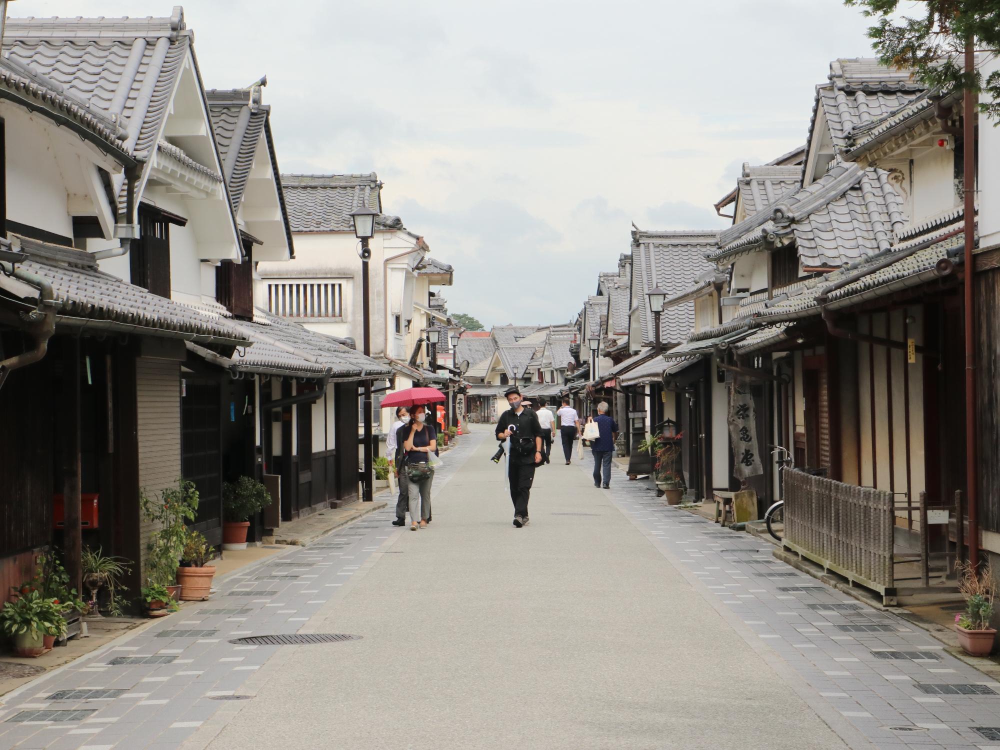 無電柱化工事が完成した河原町通りを、数名の方が散策されている