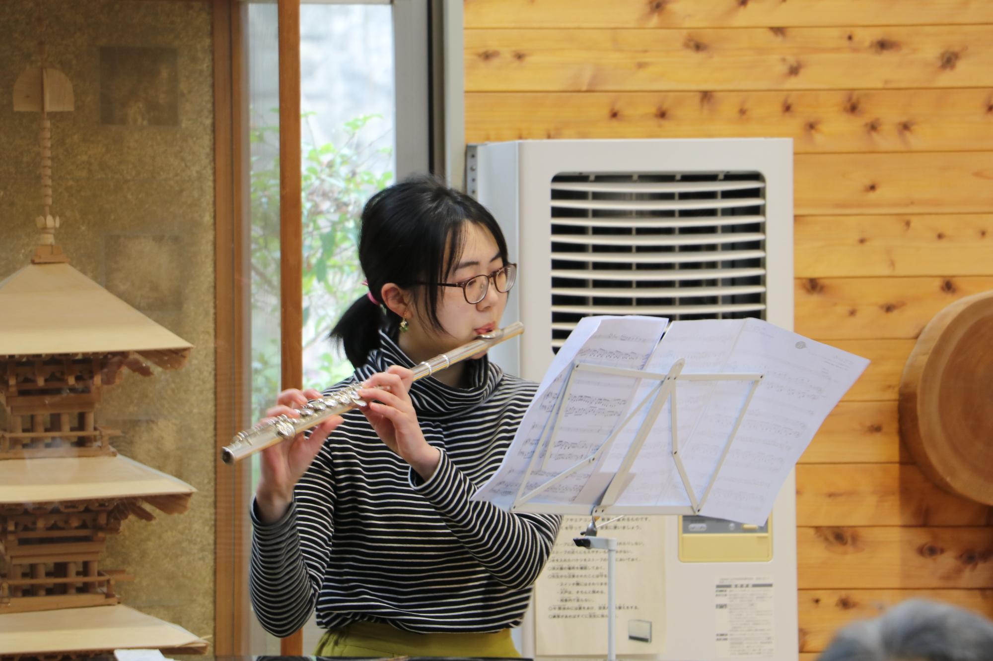 フルートを演奏する武元さんの写真