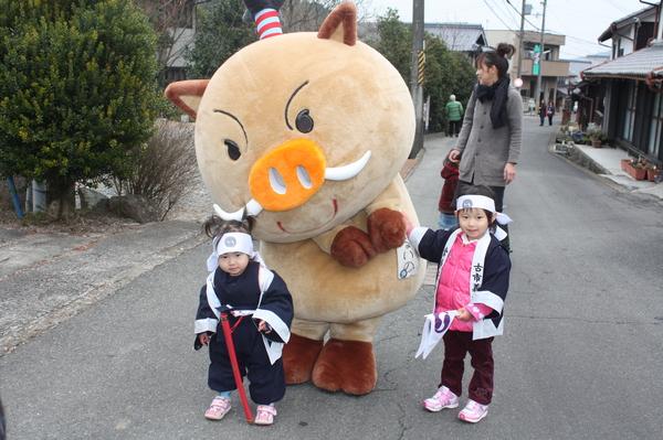 まるいのが討ち入りの衣装を身にまとった小さな女の子2人と一緒に写っている写真