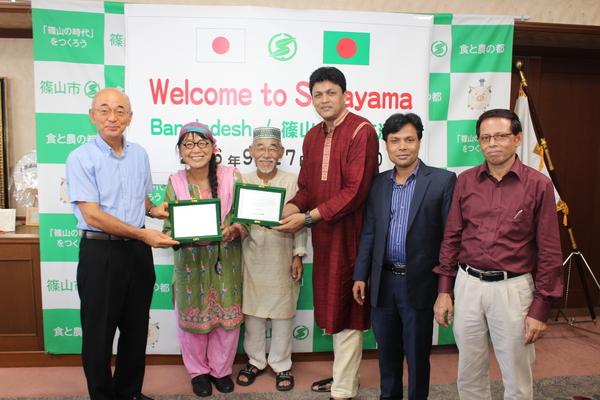 バングラデシュの方々と市長が笑顔で写っている写真