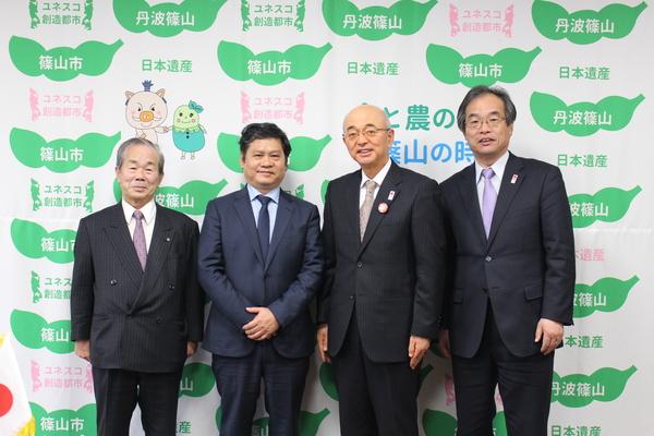市長と男性3人が篠山市と書かれた壁の前で並んでいる写真