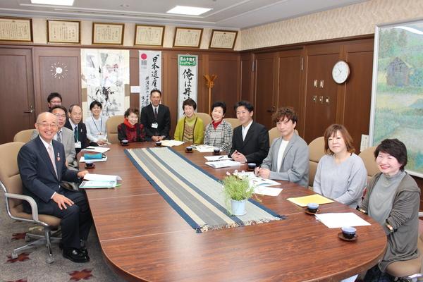 市長室にて篠山市高齢者・障がい者訪問理美容サービス事業のサービス提供店と市職員の方との記念写真
