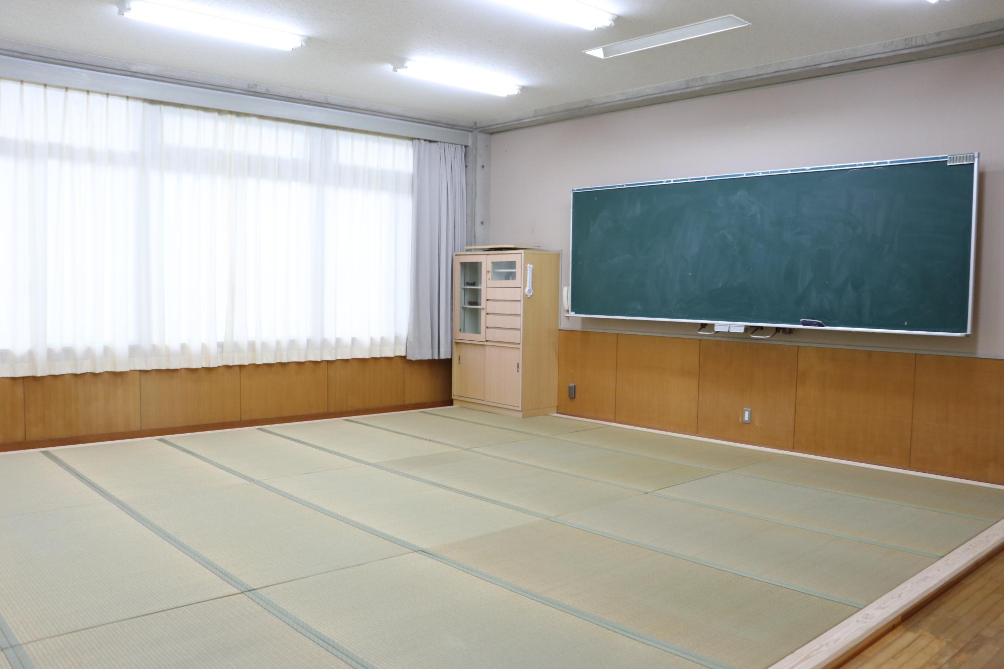 黒板や畳がある部屋のお写真