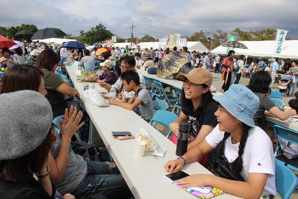 イベントの敷地内で飲食コーナーがあり沢山の方が楽しんでる写真