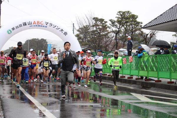 スタートして、スーツ姿の団長さんが先頭で走っている写真