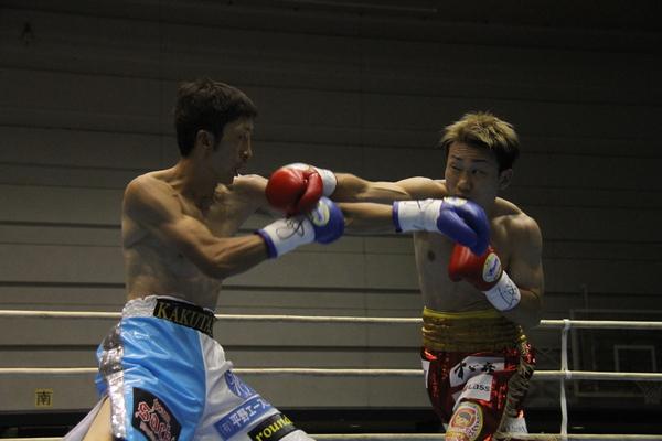 角谷 淳志選手と相手選手がお互いにストレートパンチをしている写真
