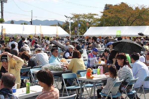 秋晴れの下、篠山味まつりのイートインスペースの様子