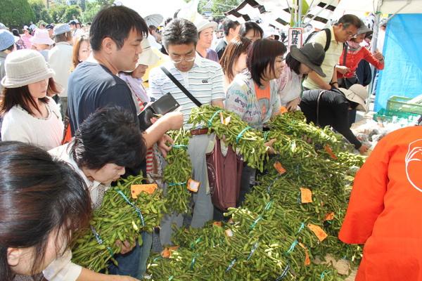 篠山味まつりでお客さんが束になった枝豆を購入している様子