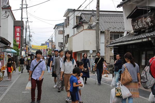 沢山の人たちが街を歩いている写真