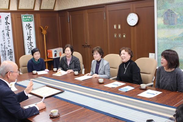 篠山市農村女性組織連絡会の方が市長に表彰の報告をしている様子の写真