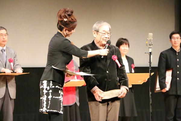 ビデオ大賞グランプリ部門を獲った前田 茂夫様がマイクを向けられて話をしてる写真