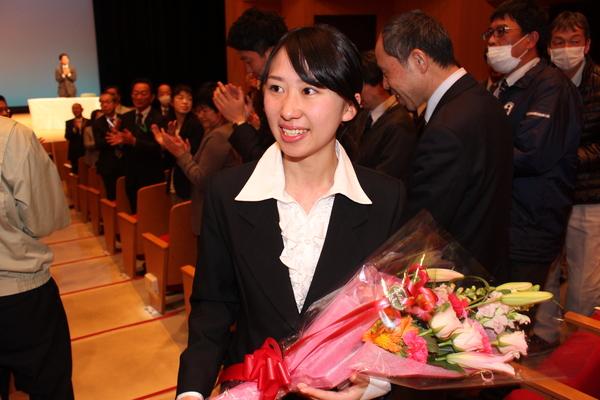 花束を持った女性退職者のアップ写真