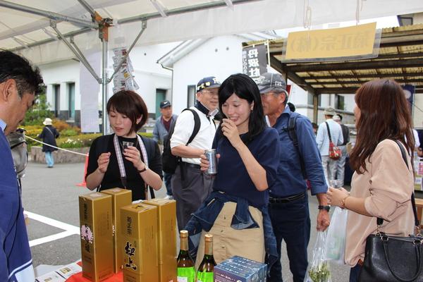 菊正宗の日本酒を2人の女性が試飲している写真