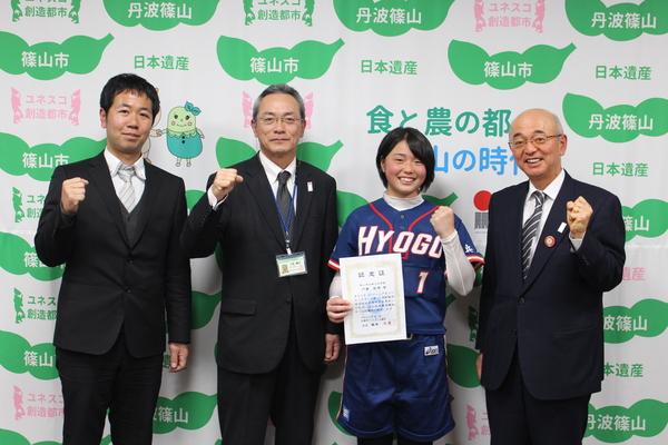 戸倉 紗希さん、先生方と市長が一緒にガッツポーズしている写真