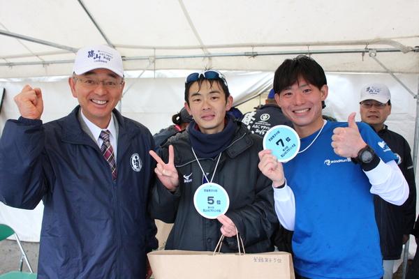 テントの中で市長がグー男子5位の中井さんがピース7位の井上さんが親指をたて三人で記念写真