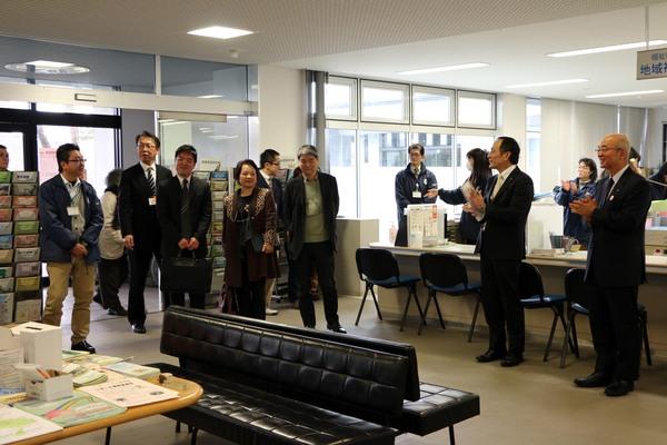市役所のロビーで市長らが拍手している写真