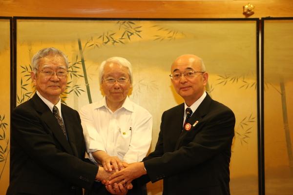 市長が男性2人と両手で握手している写真