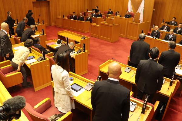 議場で着席している酒井市長と市職員、起立している議員の写真