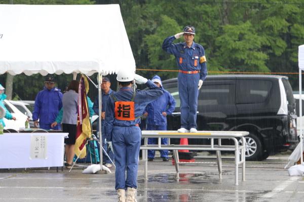 2名の団員の方が敬礼しあっている写真