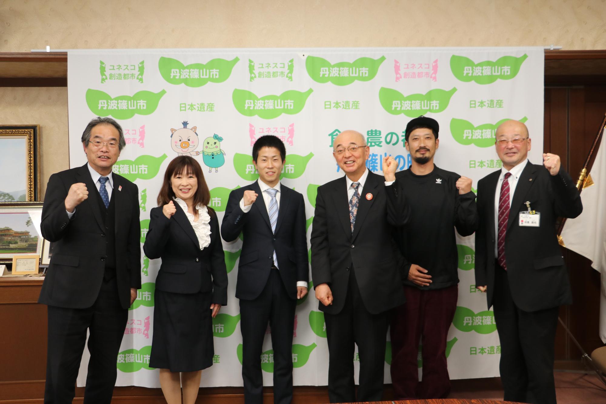 山下大輝さんとお母様をかこみ市長などと記念撮影した写真