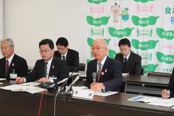 市長が記者発表にて発言している写真