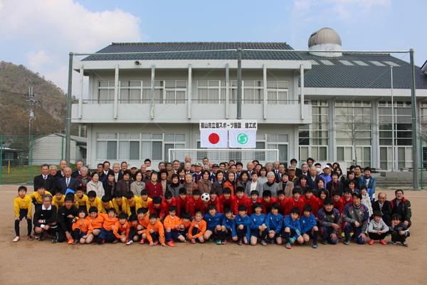 「篠山市立畑スポーツ施設 竣工式」と書かれた横断幕の前で、参加者全員での集合