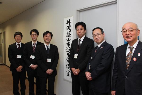 丹波篠山市誕生準備室前で市長と市役所選りすぐりの職員5名の写真