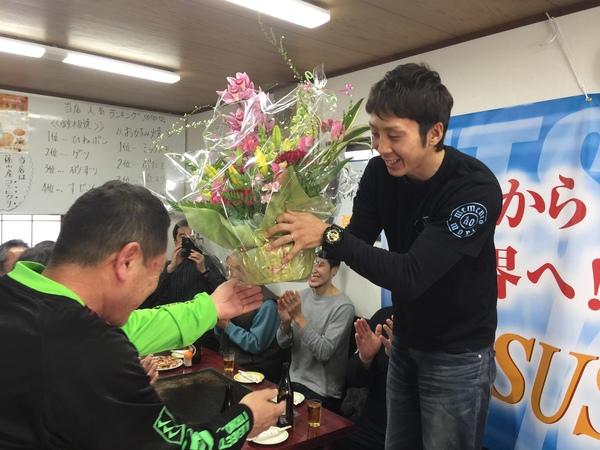 プロボクサー角谷 淳志さんが槇原さんから花束を受け取る写真