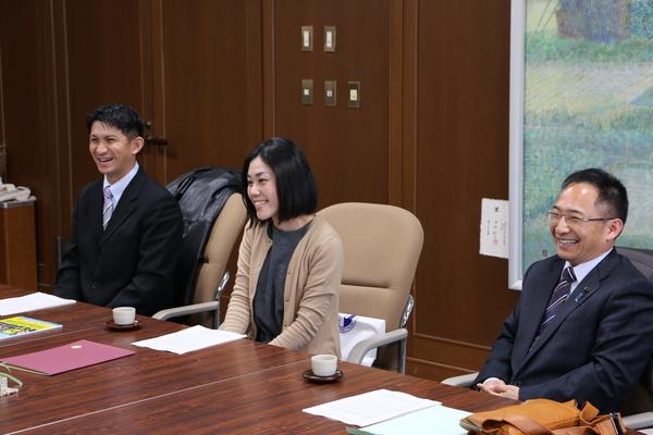 梛野 泰子さん、小西 隆紀さん、俣野 秀明さんが笑顔でマラソンの報告をしている写真
