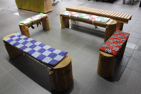 本庁舎の市民ホールのベンチに色とりどりの座布団が置いてある写真