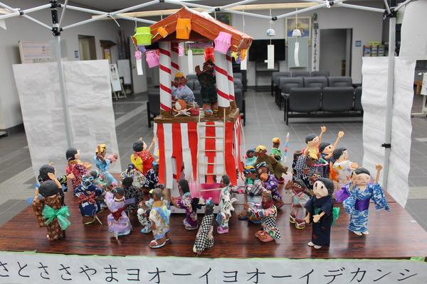 子供達が制作した作品はデカンショの祭りの様子を描いている写真