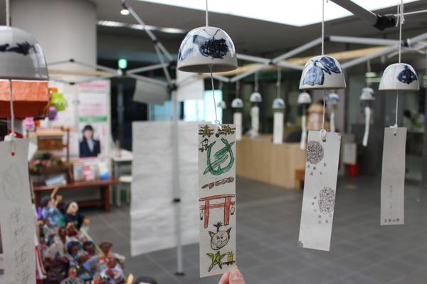手作りの風鈴にデカンショ祭りの絵が描かれている写真