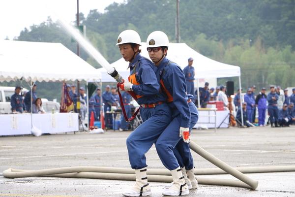 二人体制で放水している写真