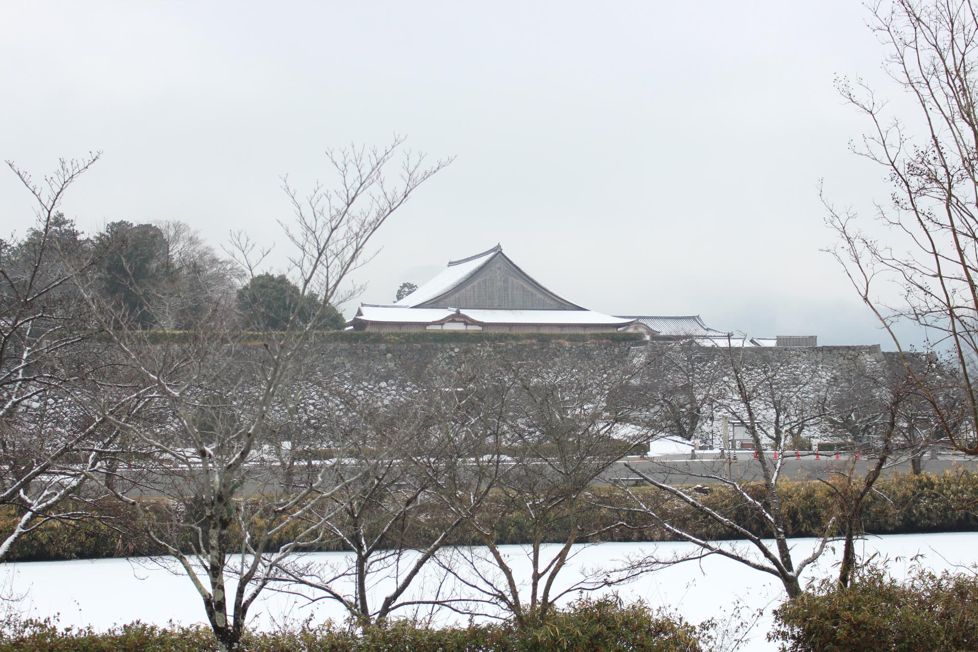 大書院の屋根に雪が積もっていてきれいな雪化粧