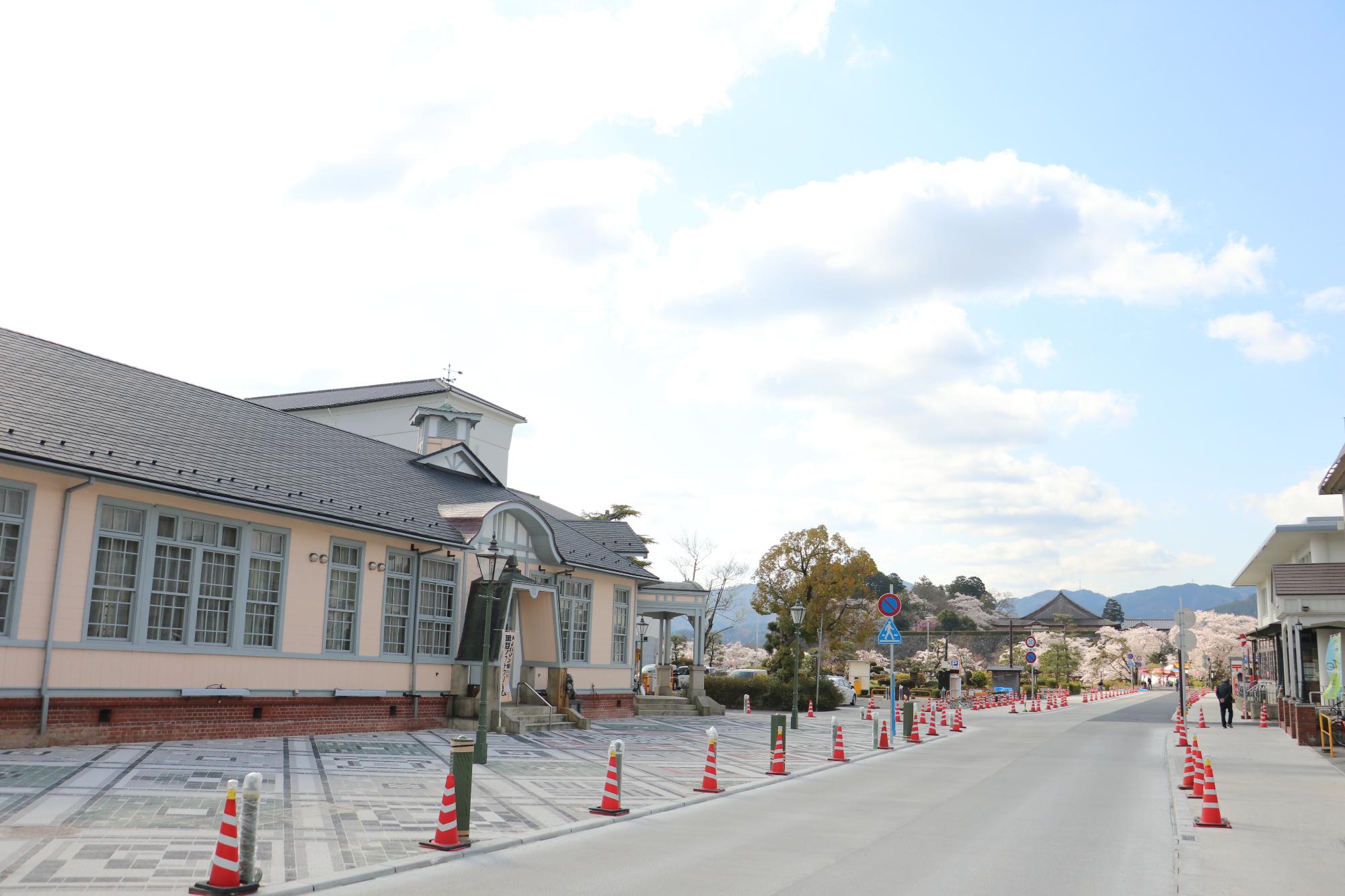 地中化が進んだ大正ロマン館前の大手線道路