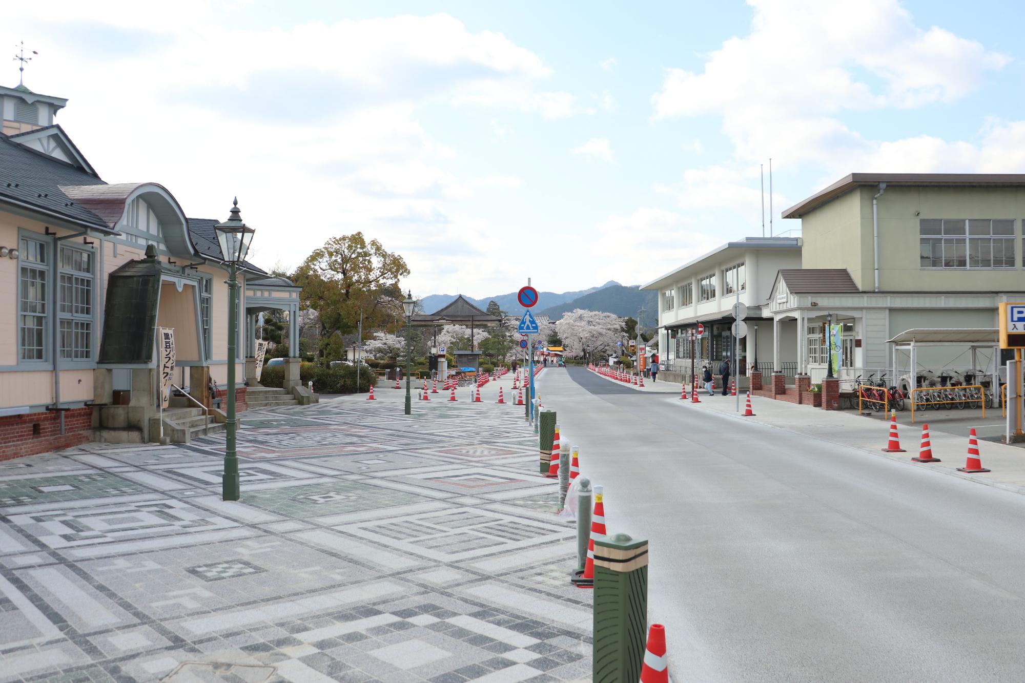 地中化が進み、大書院の桜が見渡せるようになった大手線の道路