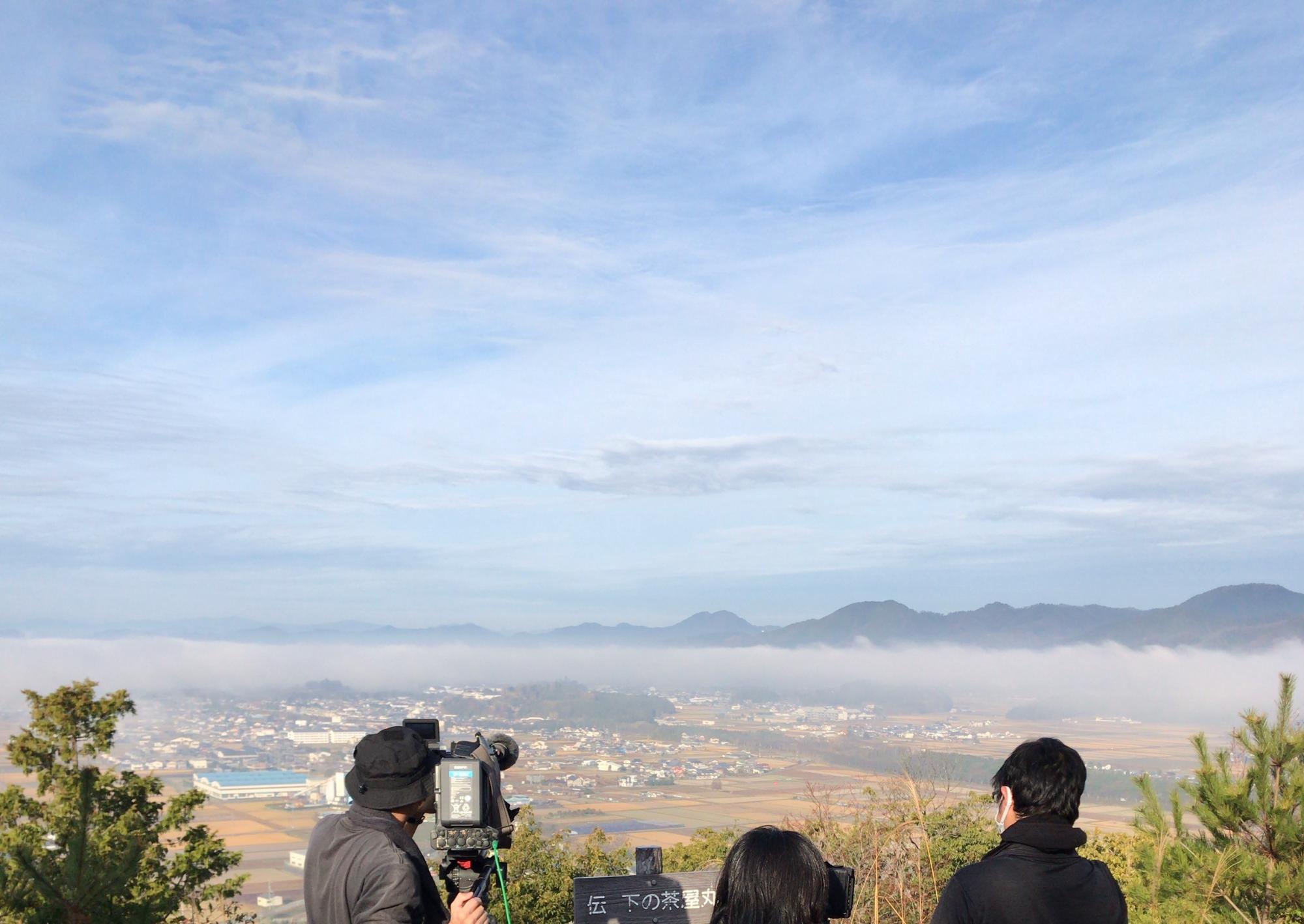 高城山から市街地を撮影している。うっすら霧がかかっている。