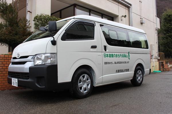 活動を支援するため篠山市から寄贈されたワゴン車の外観写真
