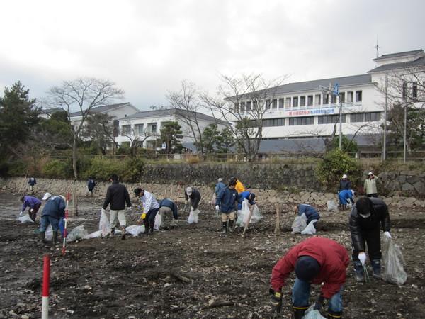 大勢の方が、ごみ袋や火ばさみを持ち、ごみ回収をしている写真