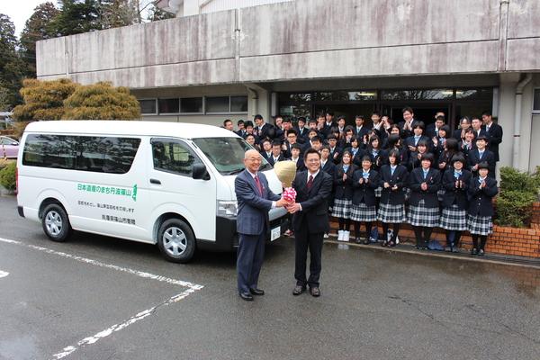 市長が篠山東雲高等学校の先生と生徒にワゴン車を寄贈している写真