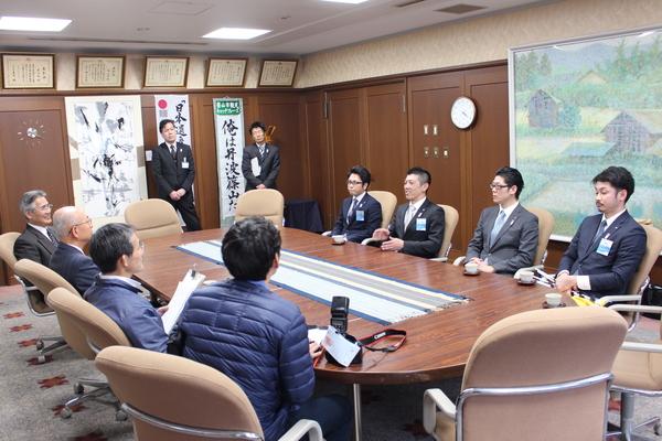篠山青年会議所のメンバー4名と市職員4名が談笑している写真