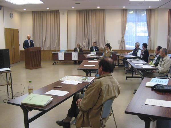 「篠山楽農スクール」閉校式で壇上にて参加者を前に話しをしている市長の写真