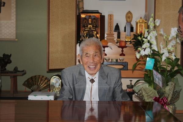 ご自宅の応接間にて大西 太一郎さんが笑顔で映っている写真